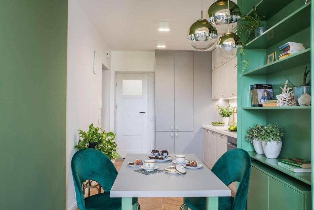 Verdant Oasis - Old Town Studio - By Upstairs คราคูฟ ภายนอก รูปภาพ